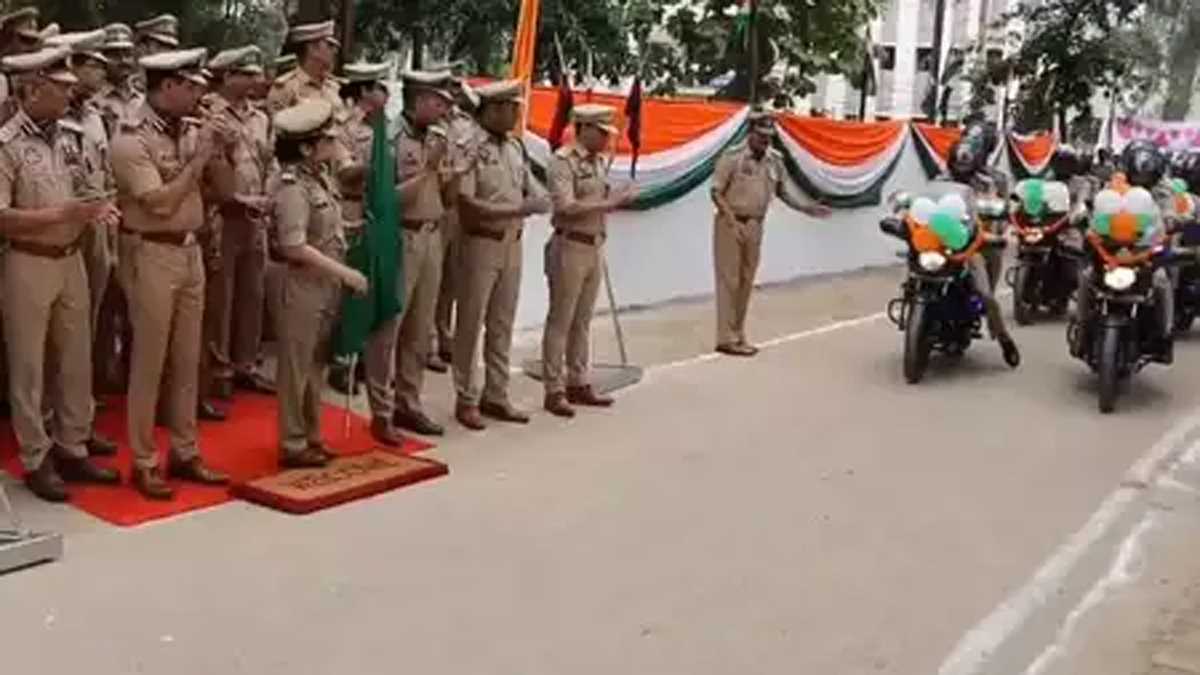 नोएडा : इमरजेंसी बेड़े में शामिल हुए 32 नए वाहन, अत्याधुनिक सुविधाओं से है लैस नोएडा : इमरजेंसी बेड़े में शामिल हुए 32 नए वाहन, अत्याधुनिक सुविधाओं से है लैस